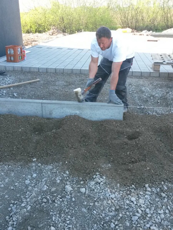 Tomor Shoshi beim Bordstein versetzen